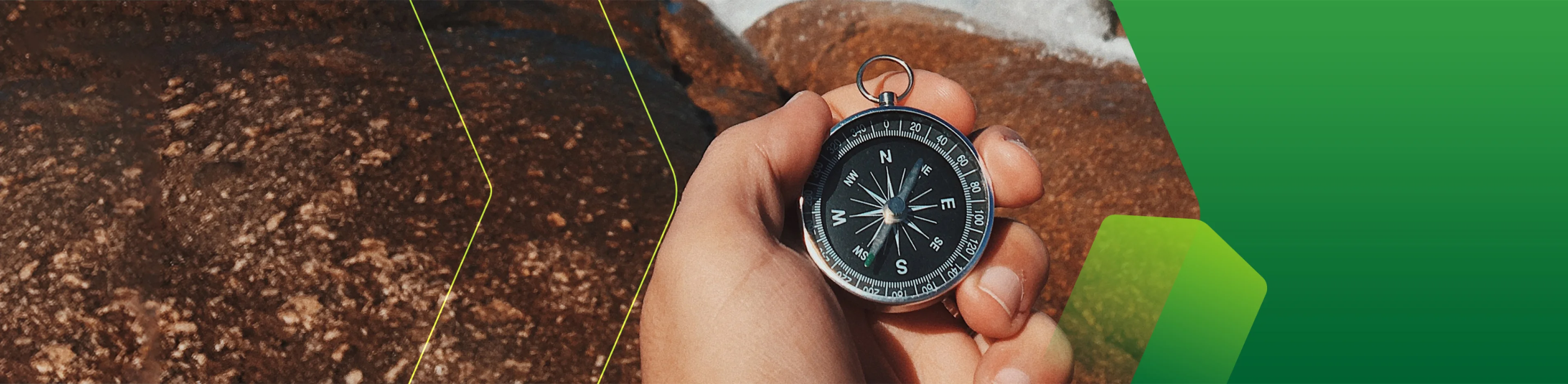 Mão masculina segurando uma bússula perto do mar para representar artigos e notícias da Horiens.