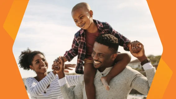 Mãe, pai e filho se divertindo juntos representando os benefícios do programa de saúde da Horiens.