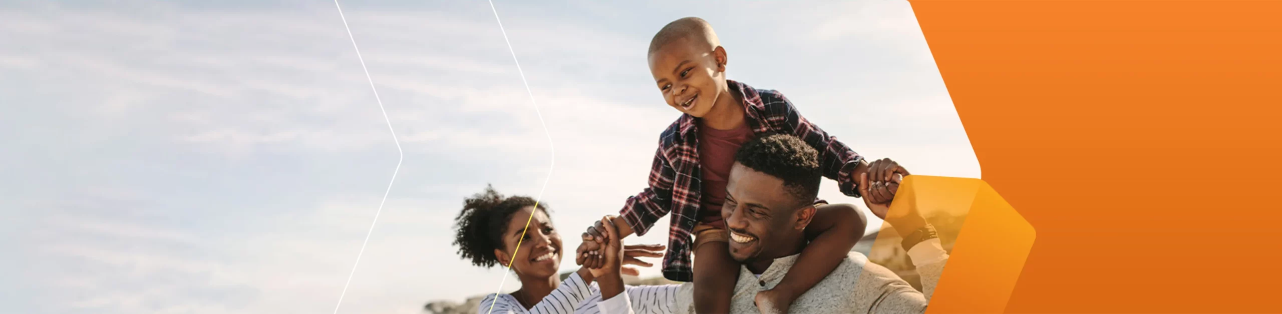 Mãe, pai e filho se divertindo juntos representando os benefícios do programa de saúde da Horiens.