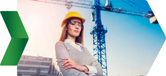 Mulher com equipamento de segurança representando a gestão de riscos em construções.