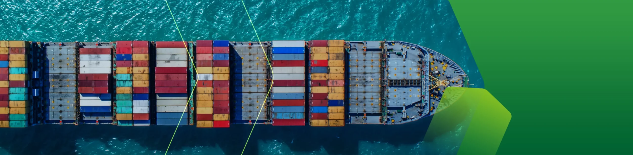 Navio cargueiro em alto mar representando os seguros de proteção de carga.