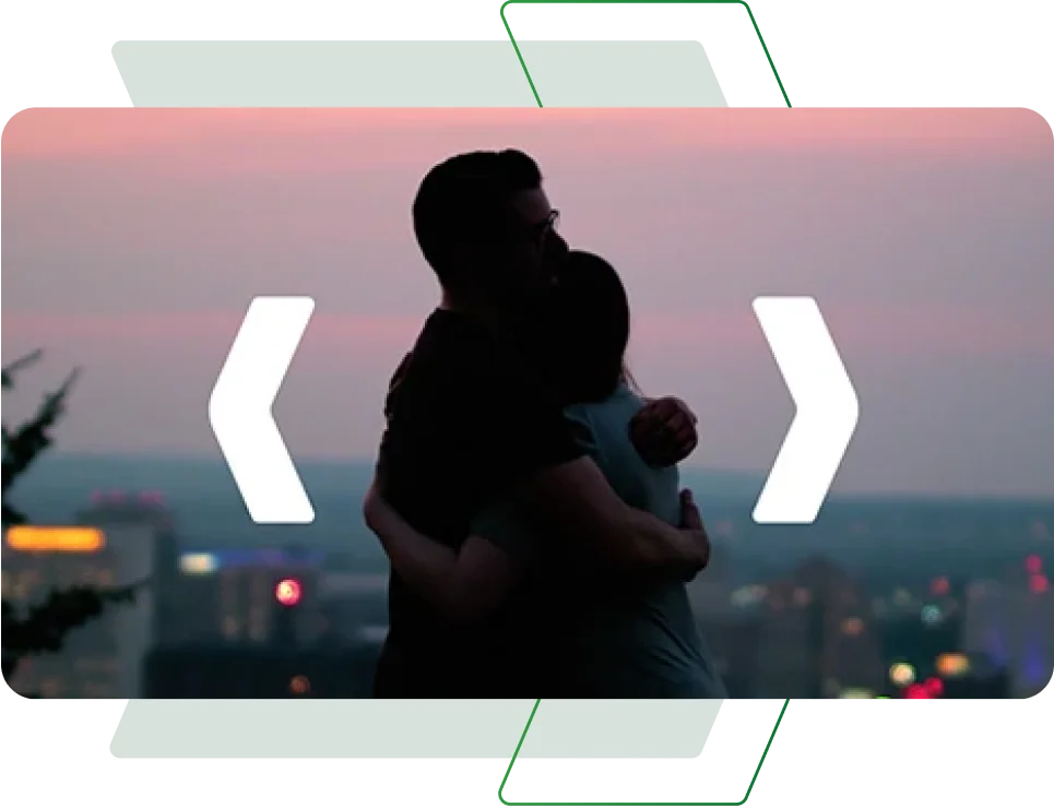 Capa de um vídeo da Horiens sobre seu conhecimento em riscos, seguros e garantias com um casal se abraçando ao pôr-do-sol. 